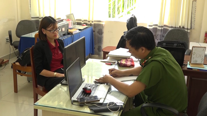Chủ[-]tịch[-]Địa[-]ốc[-]Alibaba[-]đến[-]trại[-]tạm[-]giam[-]đối[-]chất[-]với[-]nhân[-]viên